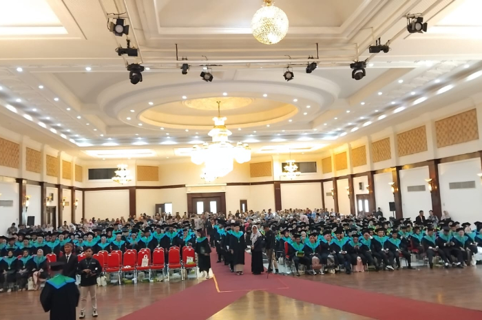 Suasana Wisuda ke 4 Institut Ummul Quro Al Islami Bogor di Ballroom Gedung Hotel Brajamustika, Jl DR Semeru, Bogor pada Rabu (21/8/2024).
