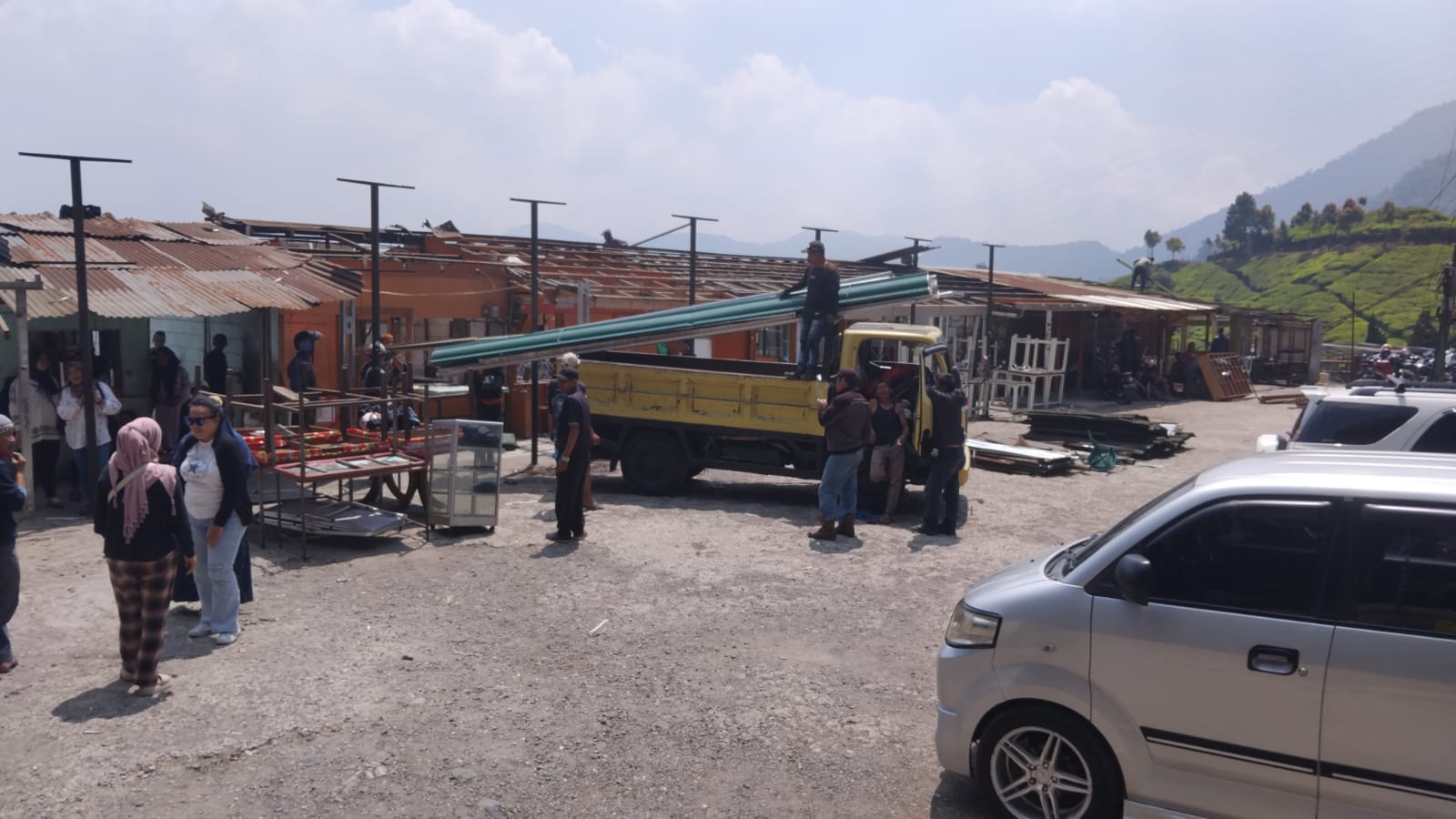 Pedagang yang berjualan di Warpat Kawasan Puncak Bogor membongkar sendiri lapak mereka.