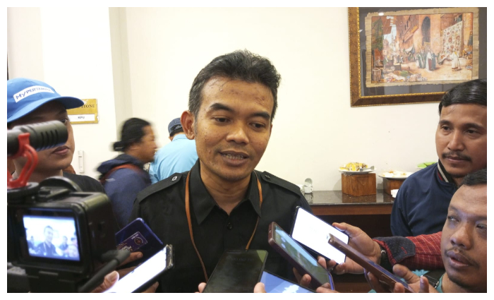Komisioner KPU Kota Bogor, Dian Askhabul Yamin saat memberikan keterangan kepada wartawan.
