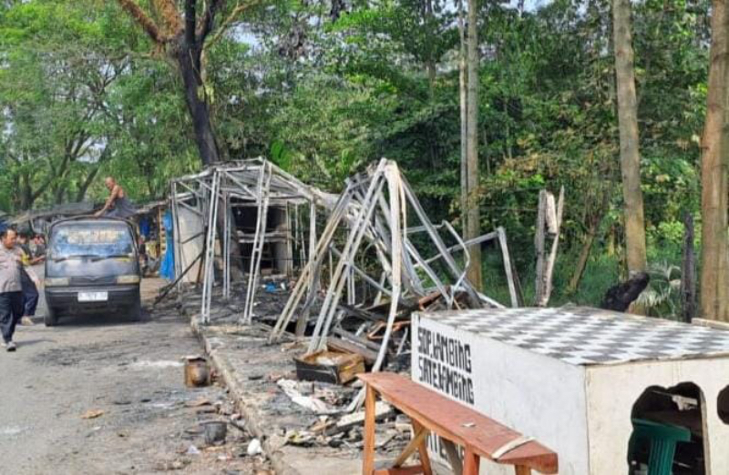 Kebakaran lapak PKL di Parung Panjang Bogor.