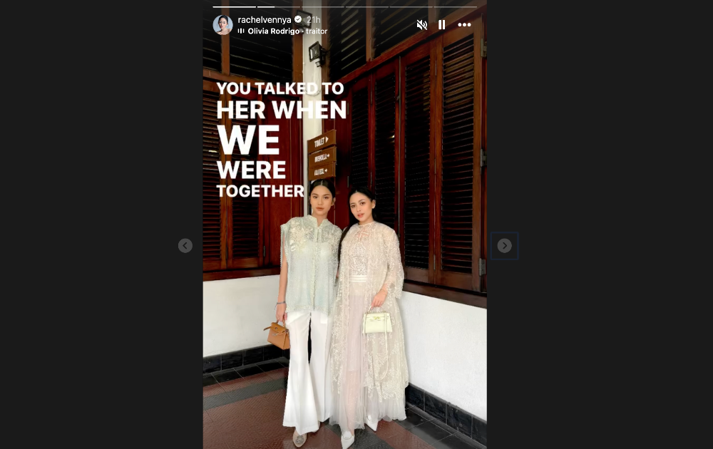 Unggahan Rachel Vennya yang berfoto dengan Azizah Salsha ditambahkan dengan lagi Traitor milik Olivia Rodrigo.