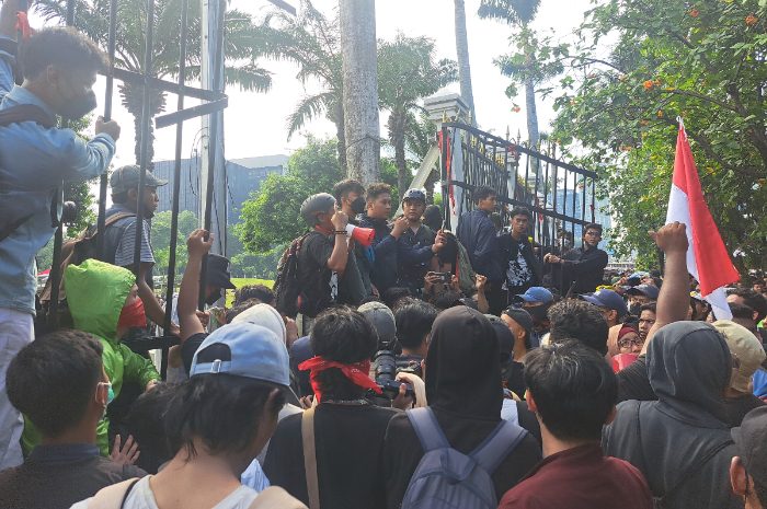 Pagar Gedung DPR MPR RI yang berhasil dijebol maksa aksi