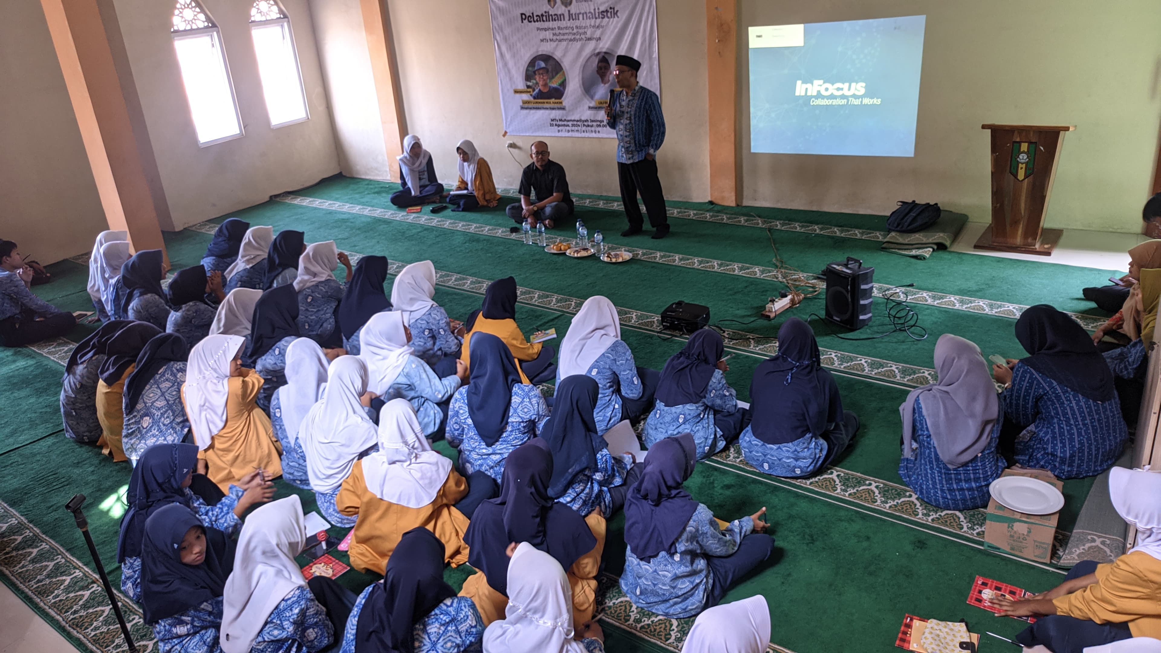 Kepala MTs Muhammadiyah Jasinga, Lili Rusli saat memberikan sambutan kepada peserta pelatihan jurnalistik, Kamis (22/8/2024)
