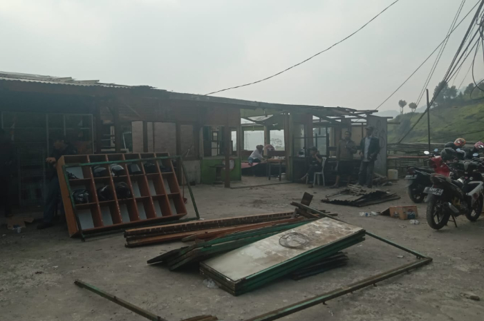 Pedagang di Warpat Puncak Bogor membongkar sendiri bangunannya.