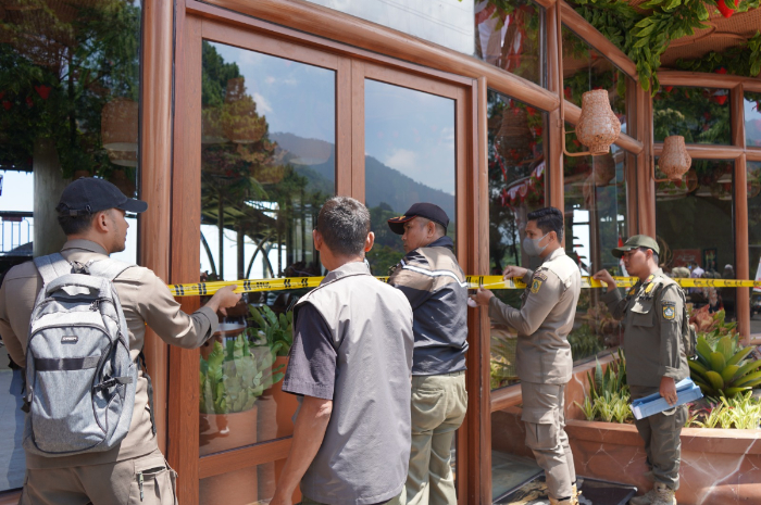 Tim Satpol PP saat menyegel bangunan Liwet Asep Stroberi di Puncak Kabupaten Bogor.