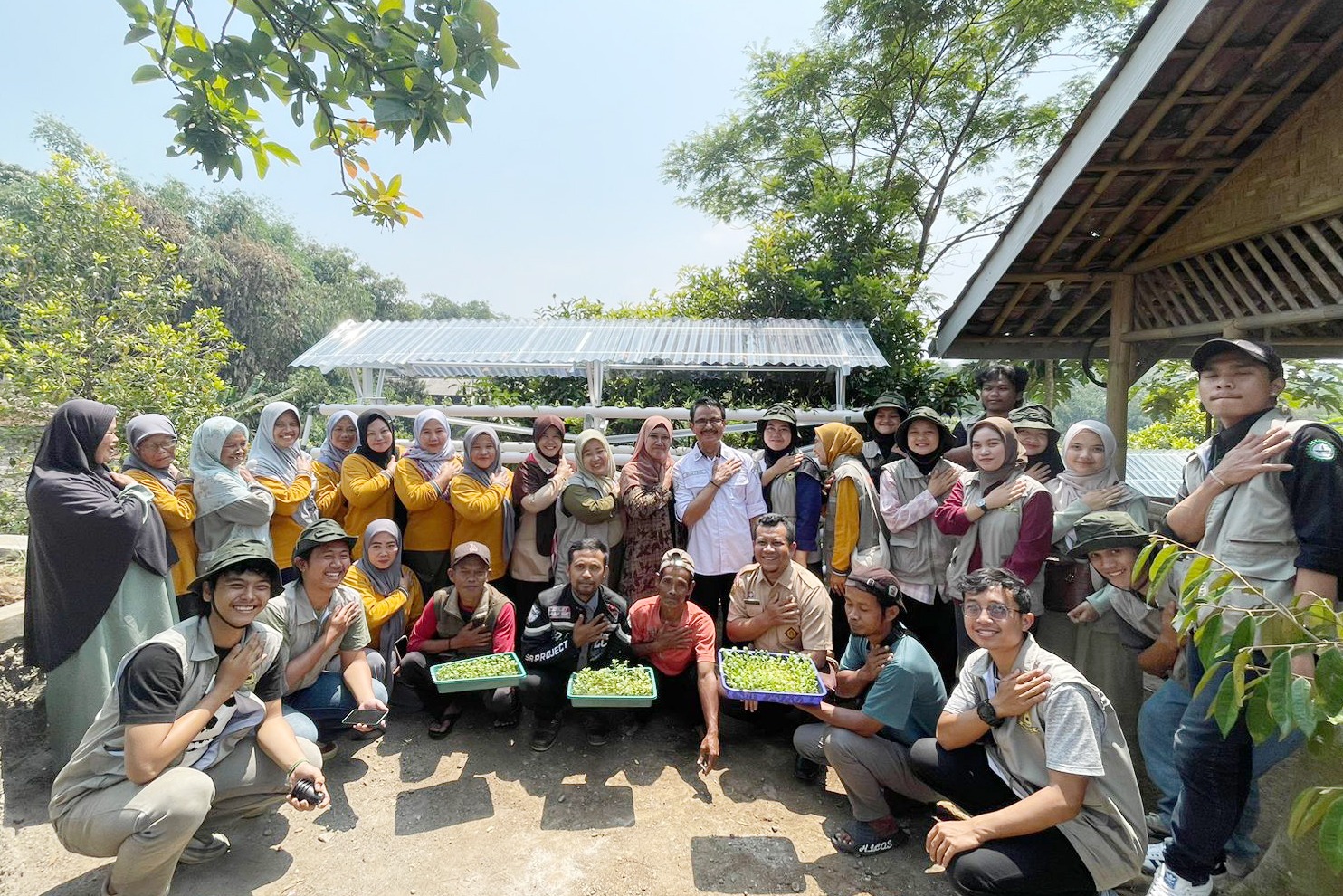 Tekan Stunting, Tim PKM Dosen UNIDA Bogor&nbsp;Latih Warga Budidaya&nbsp;Sayuran&nbsp;Hidroponik&nbsp;