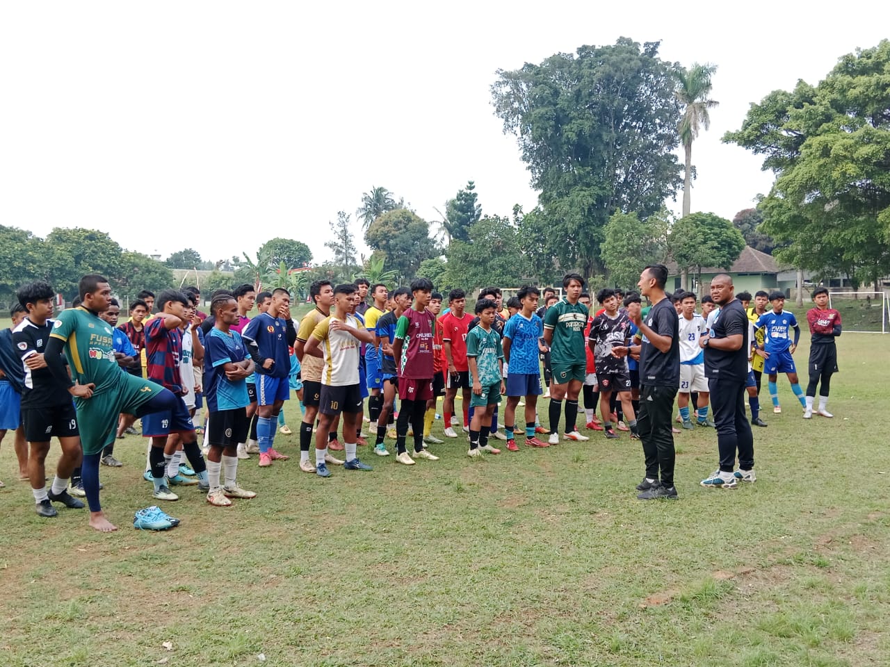 Seleksi pemain yang dilakukan Mutiara 97 FC untuk arungi Liga 3 Seri 2 Jawa Barat di Lapangan Pusdikzi Lawanggintung. (Ruri/Radar Bogor)