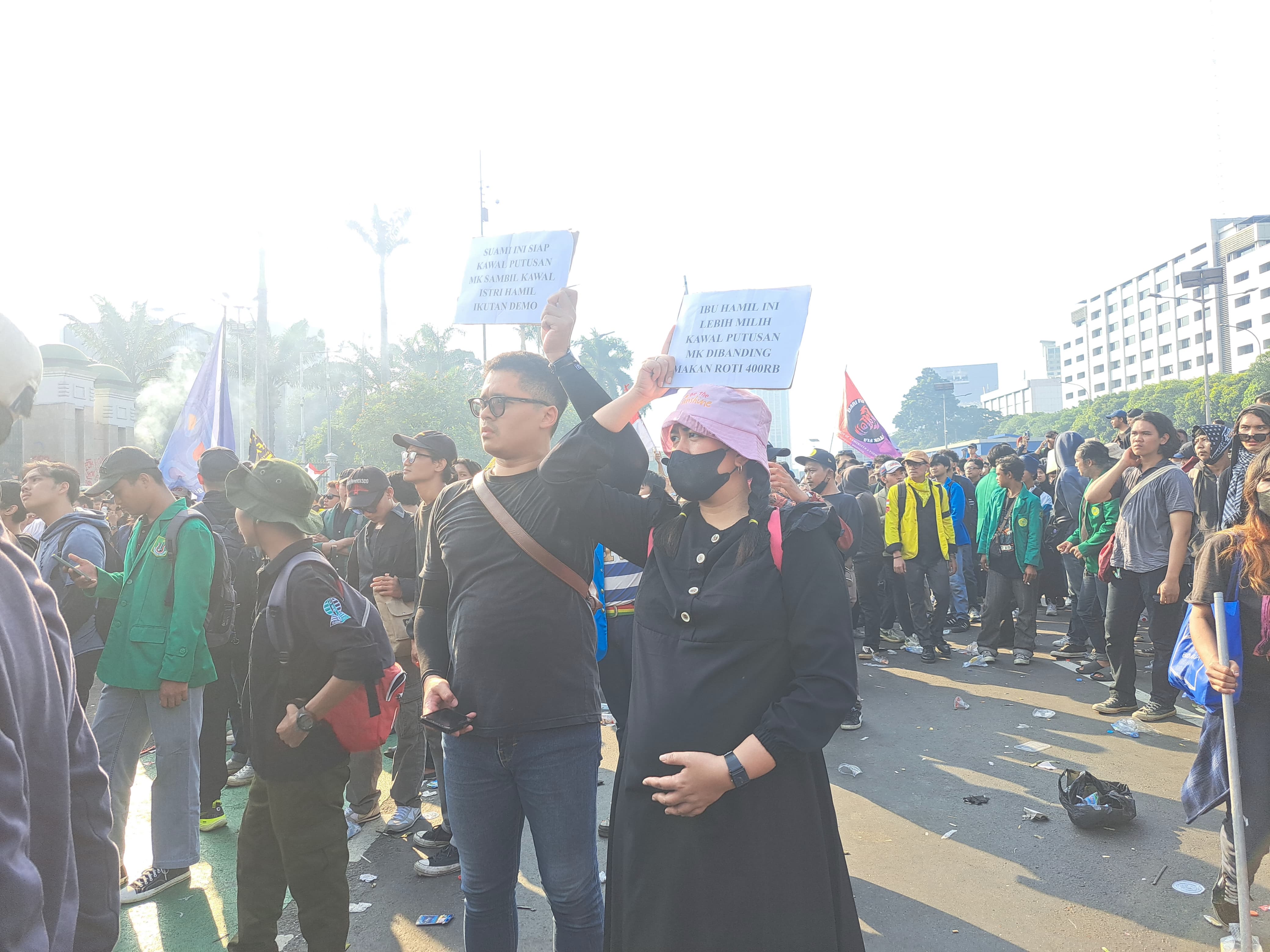 Syifa, seorang ibu hamil ikut demo di depan Gedung DPR MPR RI, di Jakarta.