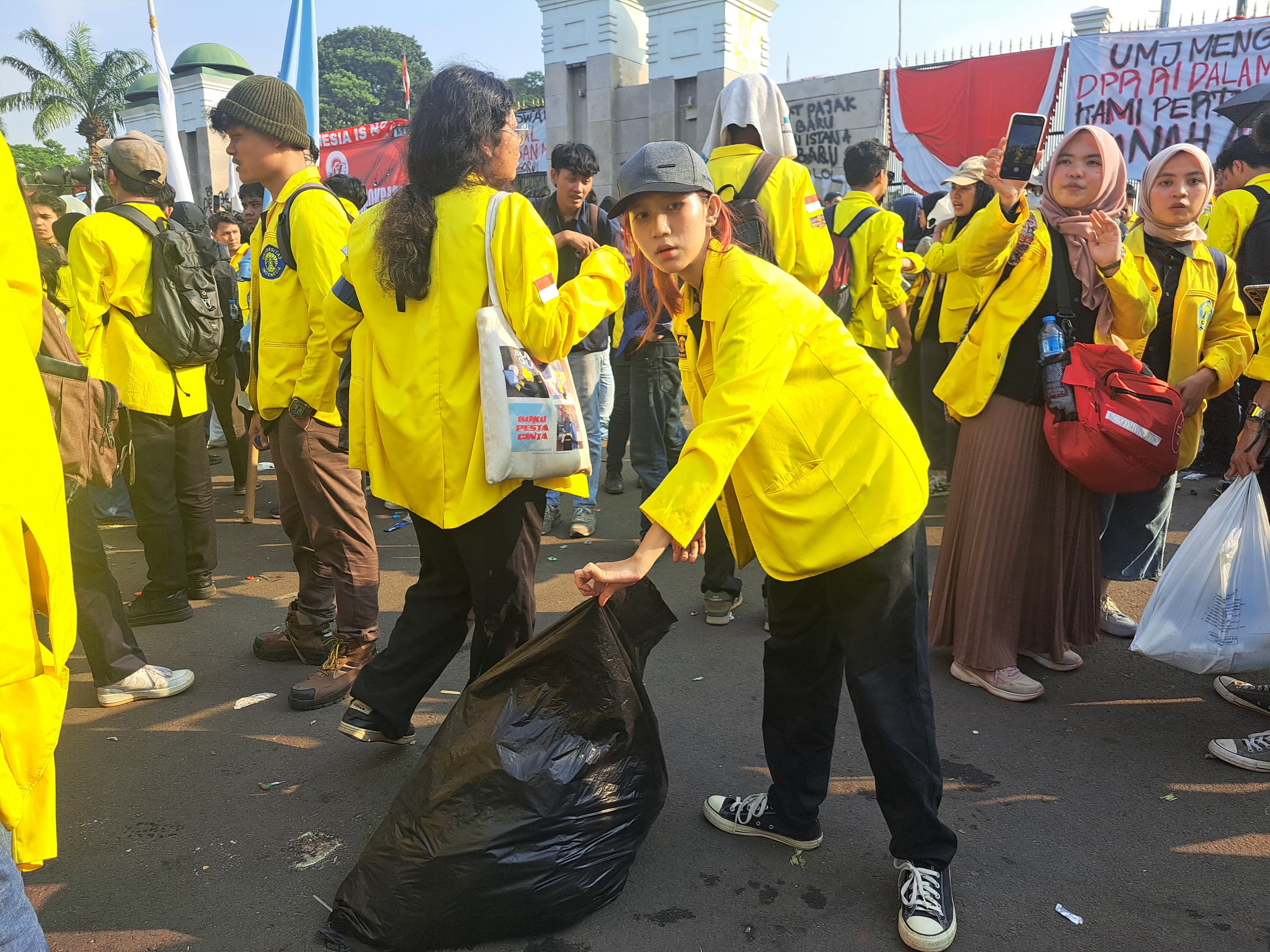 Salah satu mahasiswa yang memungut sampah di lokasi demo Revisi UU Pilkada di Jakarta.