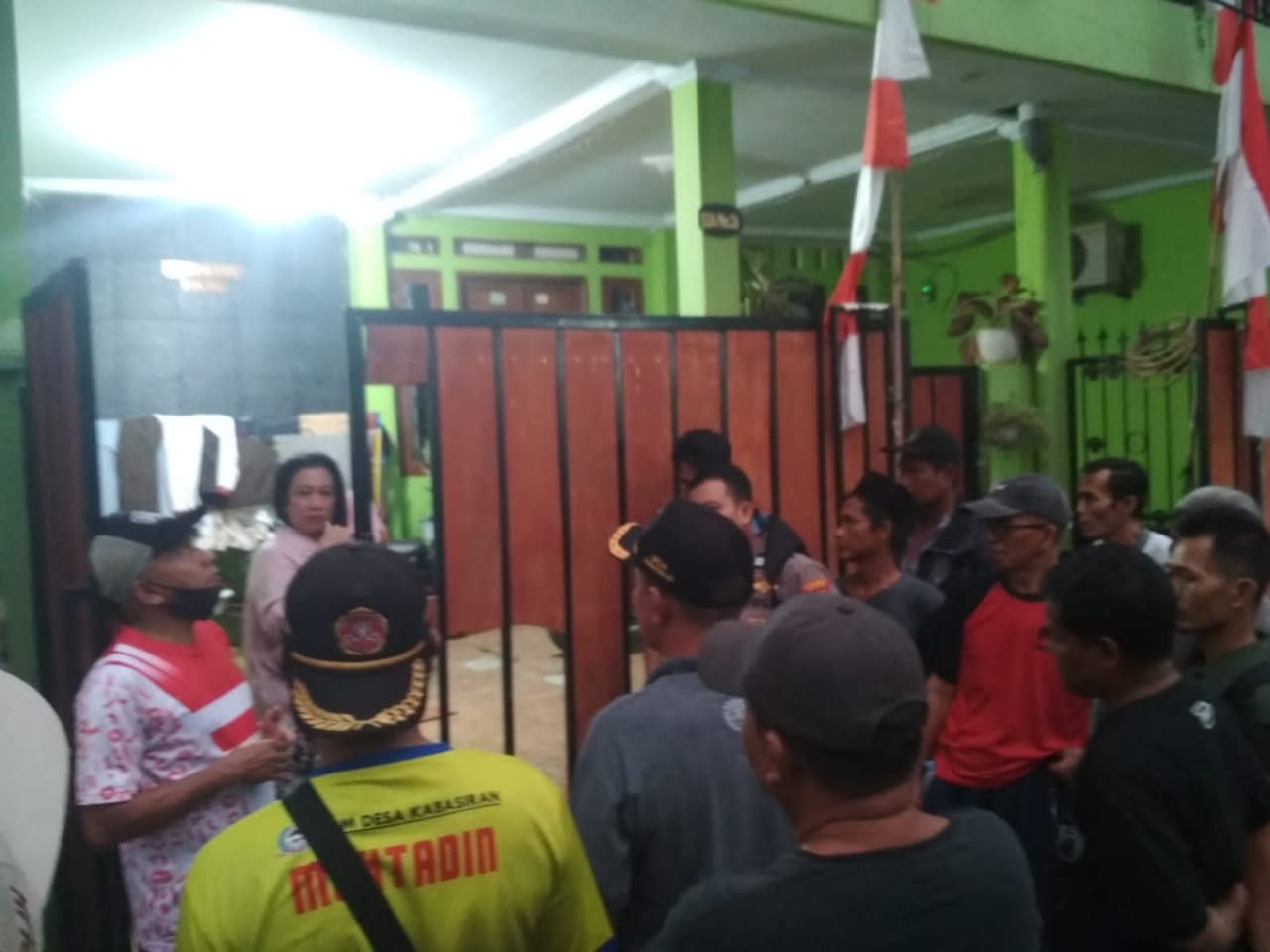 Ramai rumah polisi di Bogor digeruduk massa.