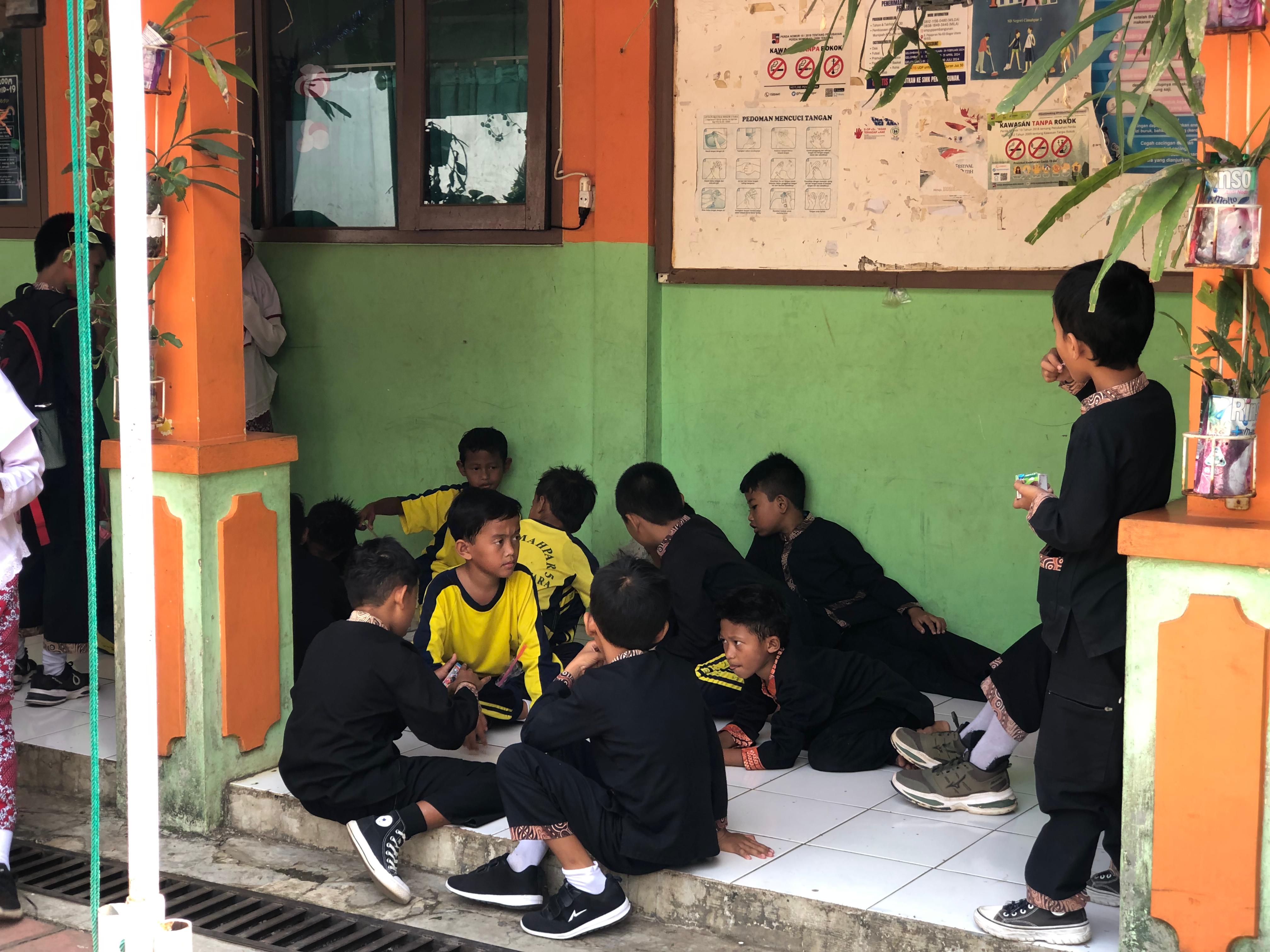Potret siswa SDN Cimahpar 5 yang menunggu giliran untuk melakukan kegiatan belajar mengajar.