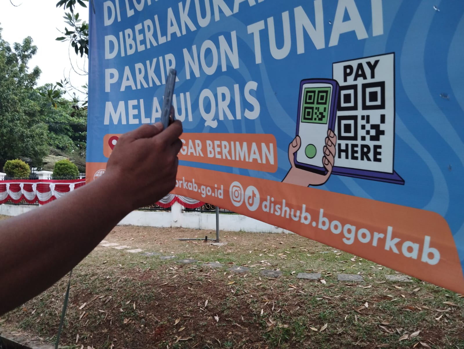 Uji coba pembayaran parkir non tunai di Jalan Tegar Beriman, Kabupaten Bogor.