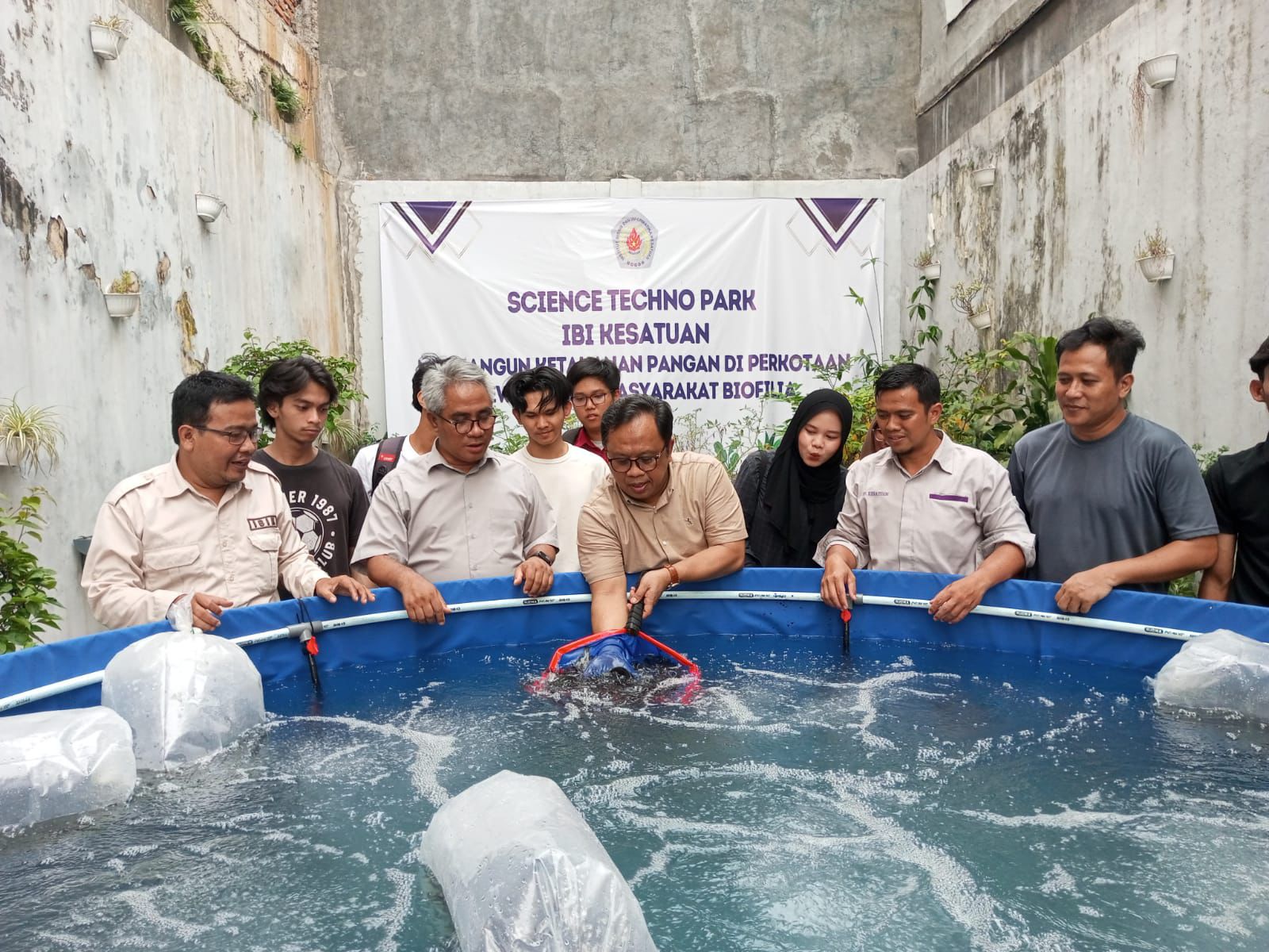 Proses penyebaran 2400 bibit ikan nilai yang dilakukan mahasiswa Prodi Bio Kwirausahaan IBI Kesatuan Bogor.