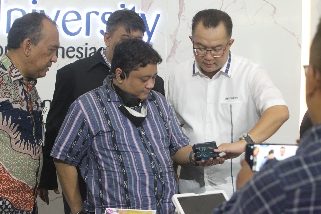 Rektor IPB University mencoba alat ukur Hb tanpa suntik di kampus IPB Dramaga Bogor Jumat(23/8/2024)
