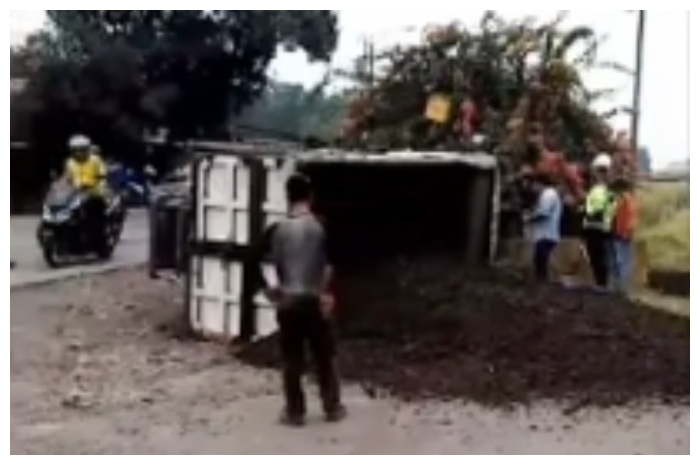 Truk terlibat kecelakan dengan sepeda motor di Jalan Raya Narogong, Kampung Narogong 001/001, Desa Kembang Kuning, Kecamatan Klapanunggal, Kabupaten Bogor, Jumat (23/8/24) siang.