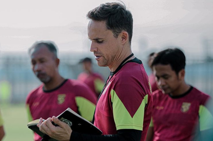 Pelatih Persebaya Paul Munster
