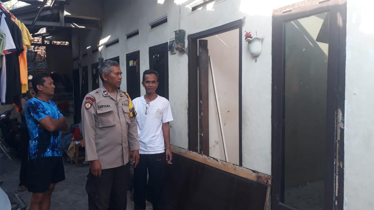 Petugas Polsek Ciomas, mendatangi lokasi tabung gas LPG 12 Kg meledak di rumah kontrakan warga Kampung Kreteg, Kelurahan Padasuka, Kecamatan Ciomas, Kabupaten Bogor.
