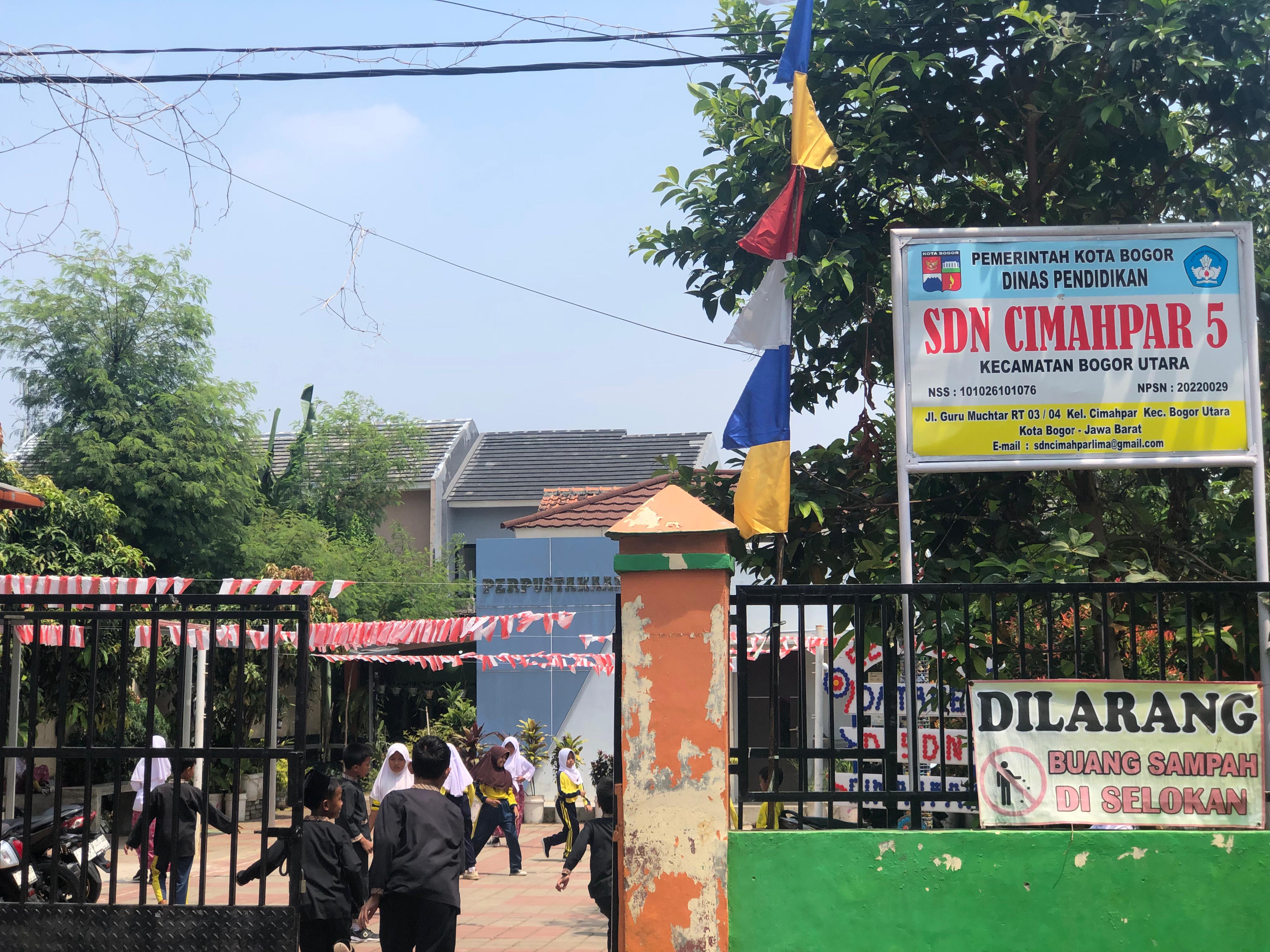 Potret siswa SDN Cimahpar 5 yang menunggu giliran untuk melakukan kegiatan belajar mengajar.