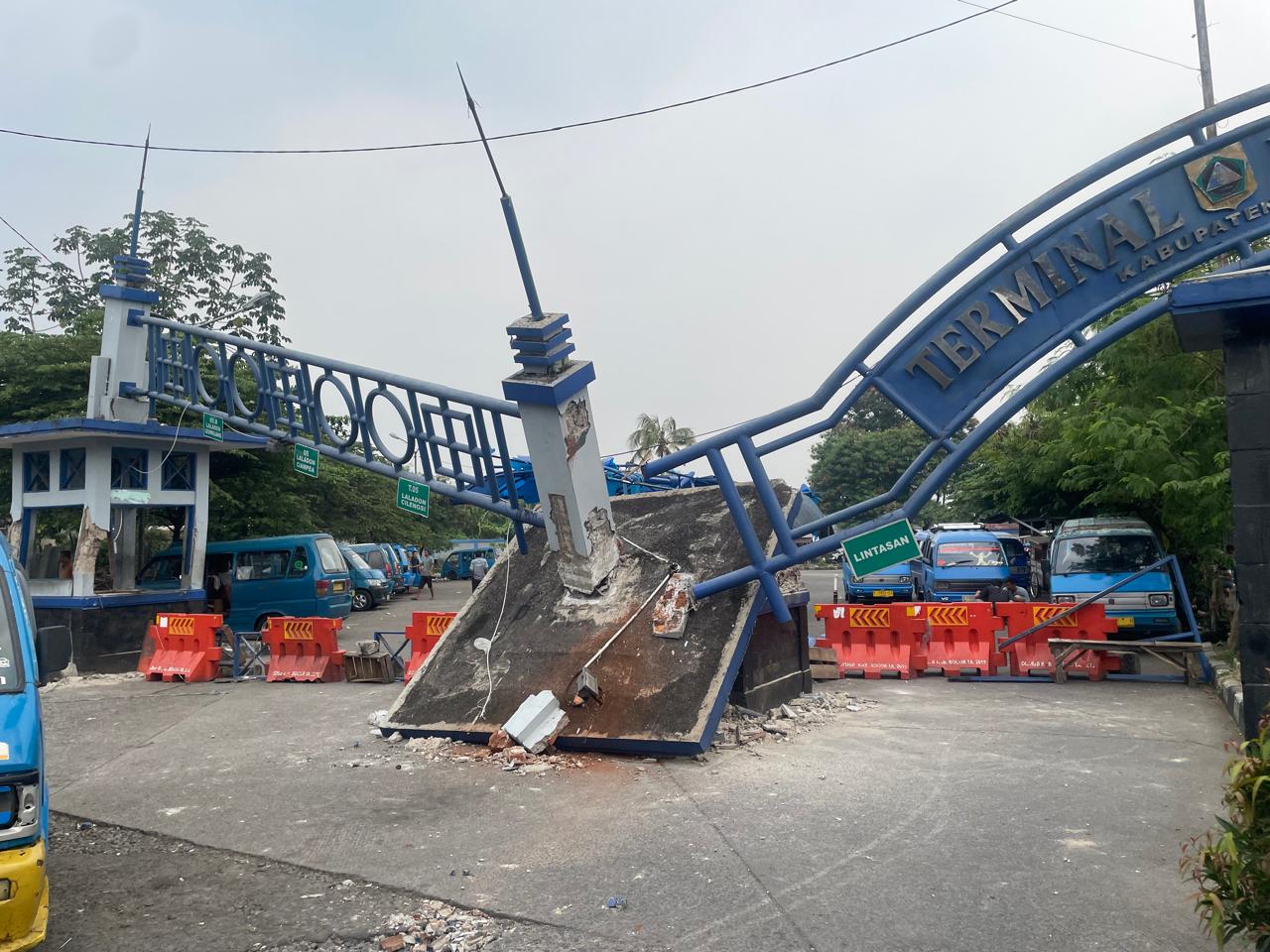 Gerbang atau Gapura Terminal Laladon Bogor, ambruk ditabrak mobil boks pada Kamis (22/8) malam. Seorang pedagang asongan mengalami luka di punggung akibat peristiwa tersebut.