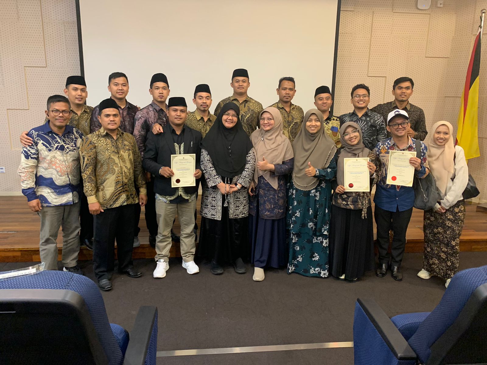 Penghargaan yang diraih tiga mahasiswa magister UIKA Bogor.