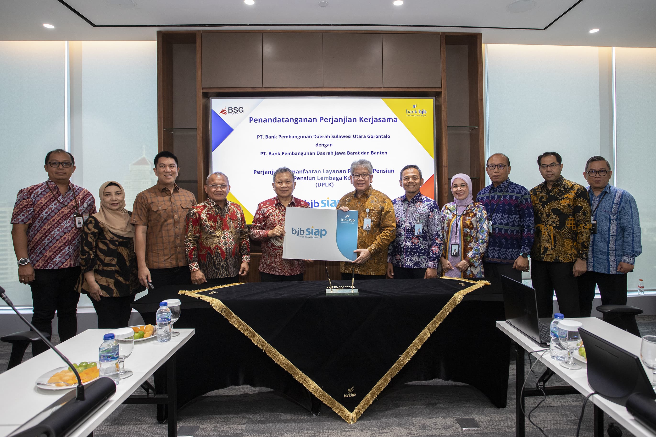 Bank bjb telah menandatangani Perjanjian Kerja Sama (PKS) Pemanfaatan Layanan Program Pensiun Melalui DPLK untuk Pegawai Bank Sulawesi Utara Gorontalo (Bank SulutGo)