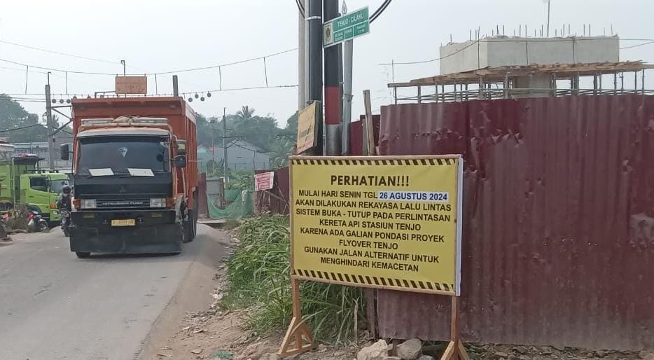 Papan pengumuman rekayasa lalulintas di lokasi proyek flyover Stasiun Tenjo.