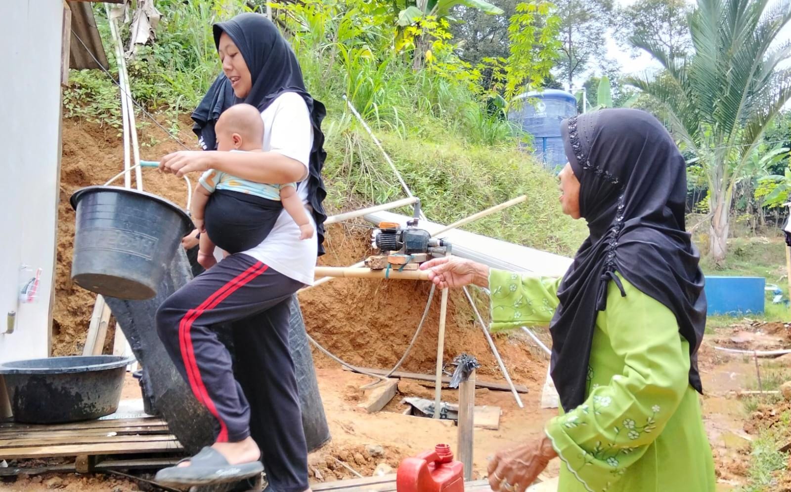 Warga huntap di Nanggung Bogor saat antre air bersih.