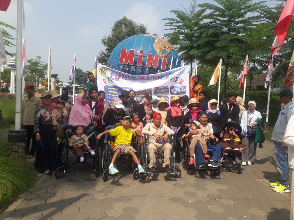 Kunjungan wisata anak Sekolah ABK Tangguh PPDI Kabupaten Bogor ke MiniMania Puncak, Megamendung, Kabupaten Bogor. Para pemangku kebijakan diminta lebih perhatikan sekolah ABK.