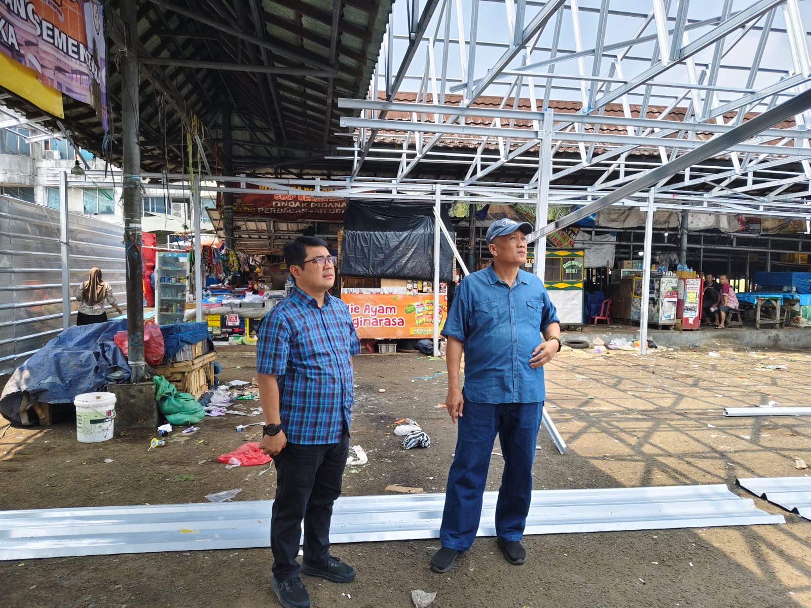 Direksi dan Dewas Perumda PPJ saat meninjau TPPS Pasar Merdeka, Kota Bogor, Sabtu (24/8/2024).