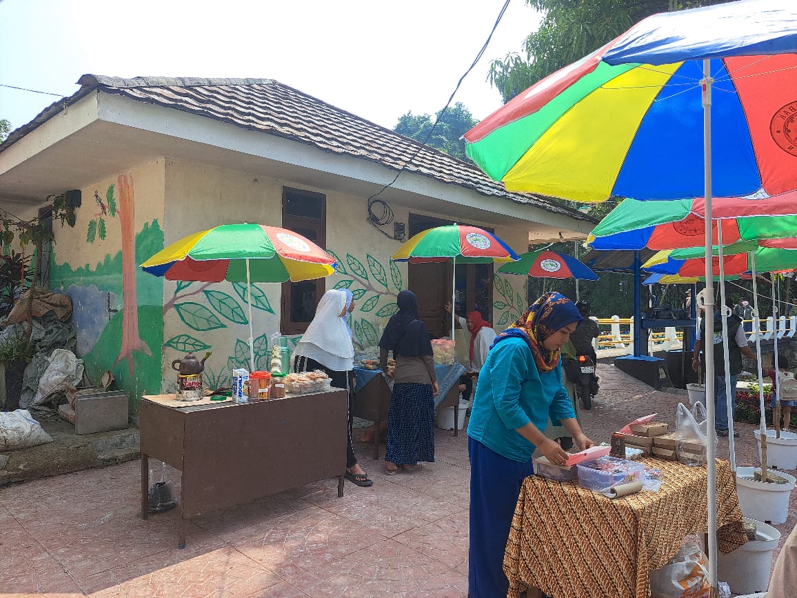 Warga Kampung Matarena, Kecamatan Bogor Tengah, Kota Bogor, mulai membuka lapak-lapak dan mulai berjualan di spot-spot yang telah disediakan, Sabtu (24/8/2024).