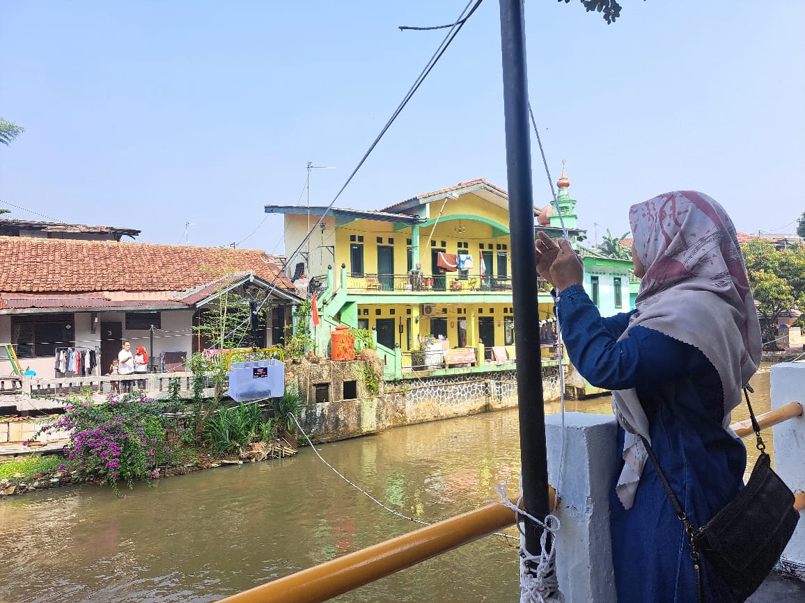 Transaksi jual beli di Wakerman, Kampung Mantarena RW 2, Kelurahan Panaragan, Kecamatan Bogor Tengah, Kota Bogor, menggunakan kerekan.