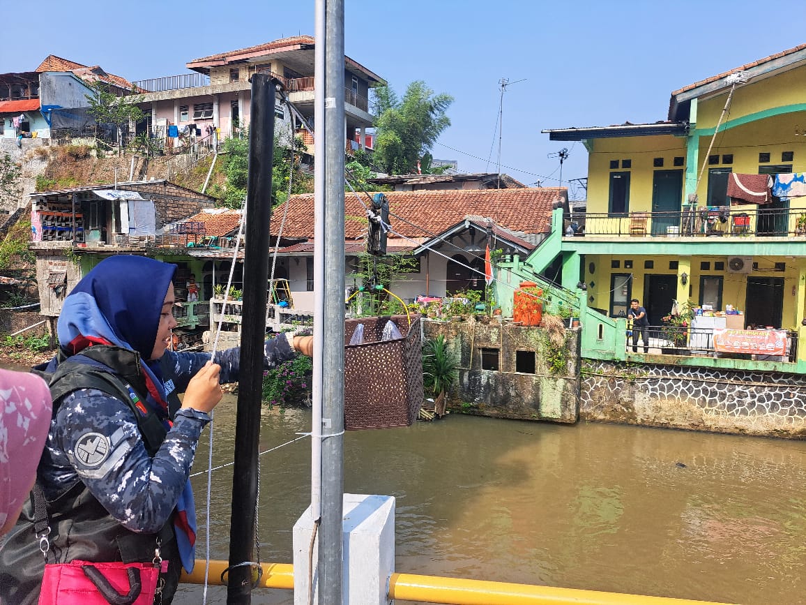 Transaksi jual beli di Wakerman, Kampung Mantarena RW 2, Kelurahan Panaragan, Kecamatan Bogor Tengah, Kota Bogor, menggunakan kerekan.