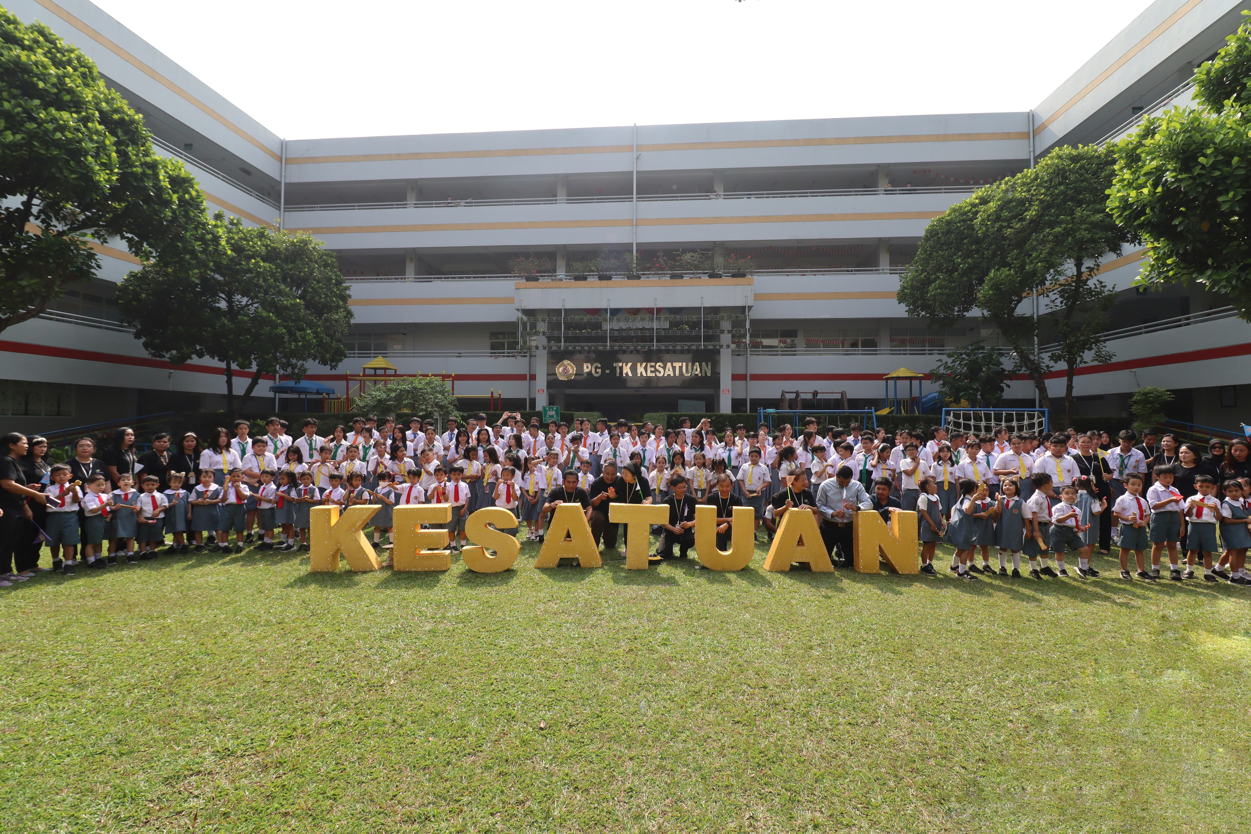 Peringati 75 Tahun Berdiri, Sekolah Kesatuan Bagi-bagi Coklat dan Ajak Internal Civitas Berlomba
