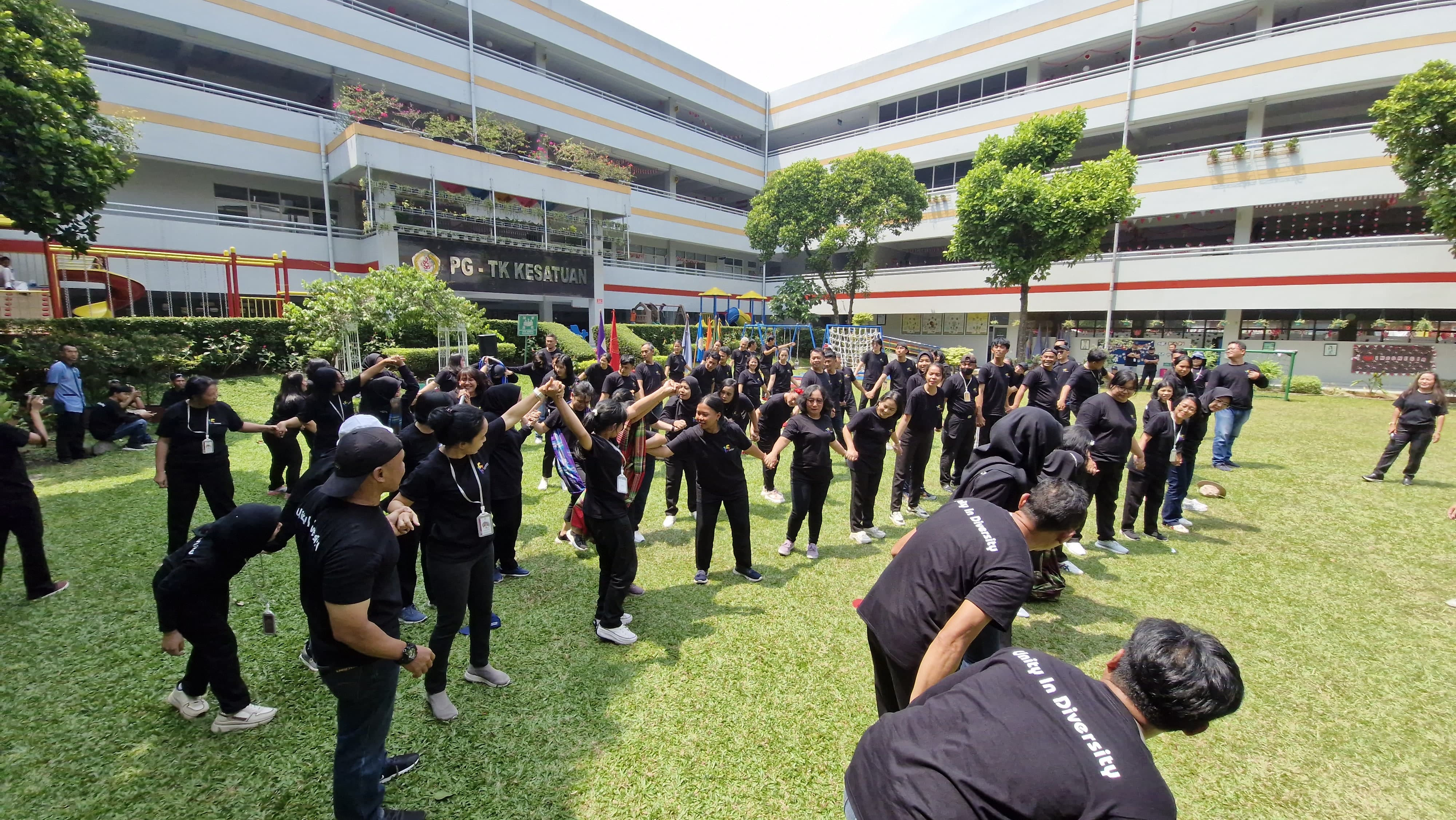 Peringati 75 Tahun Berdiri, Sekolah Kesatuan Bagi-bagi Coklat dan Ajak Internal Civitas Berlomba
