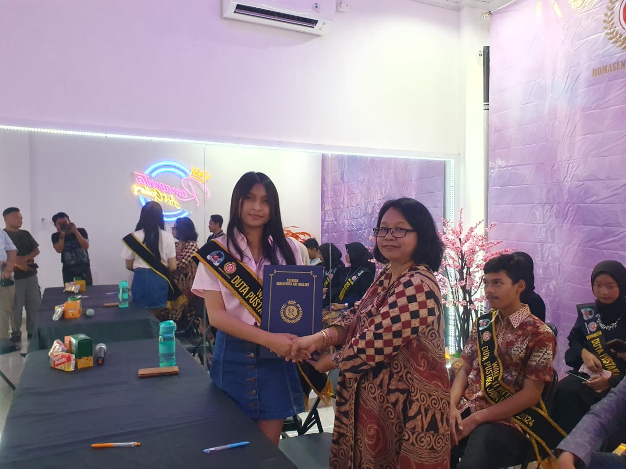 Romasenta Art Gallery Kenalkan para Juara Pemilihan Duta Pustaka Jawa Barat 2024