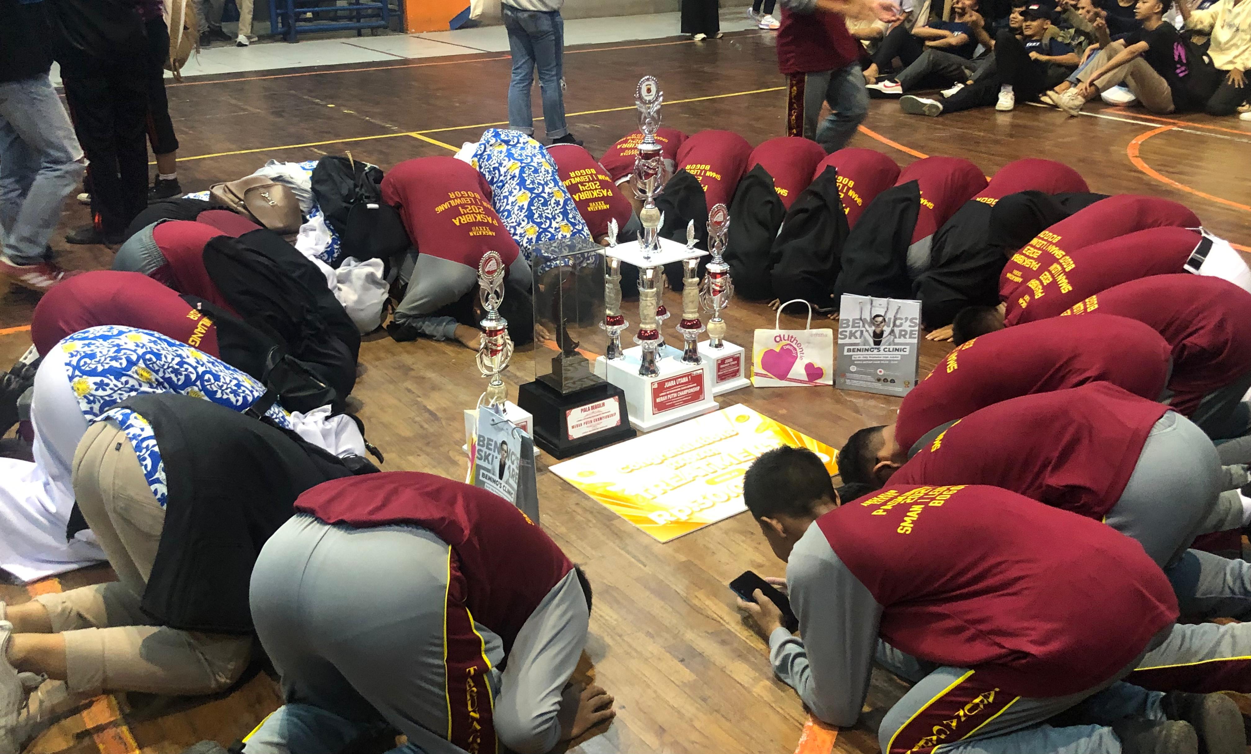 Raih Juara Umum dalam LKBB Merah Putih Championship 2024, SMAN 1 Leuwiliang Bogor Langsung Sujud Syukur