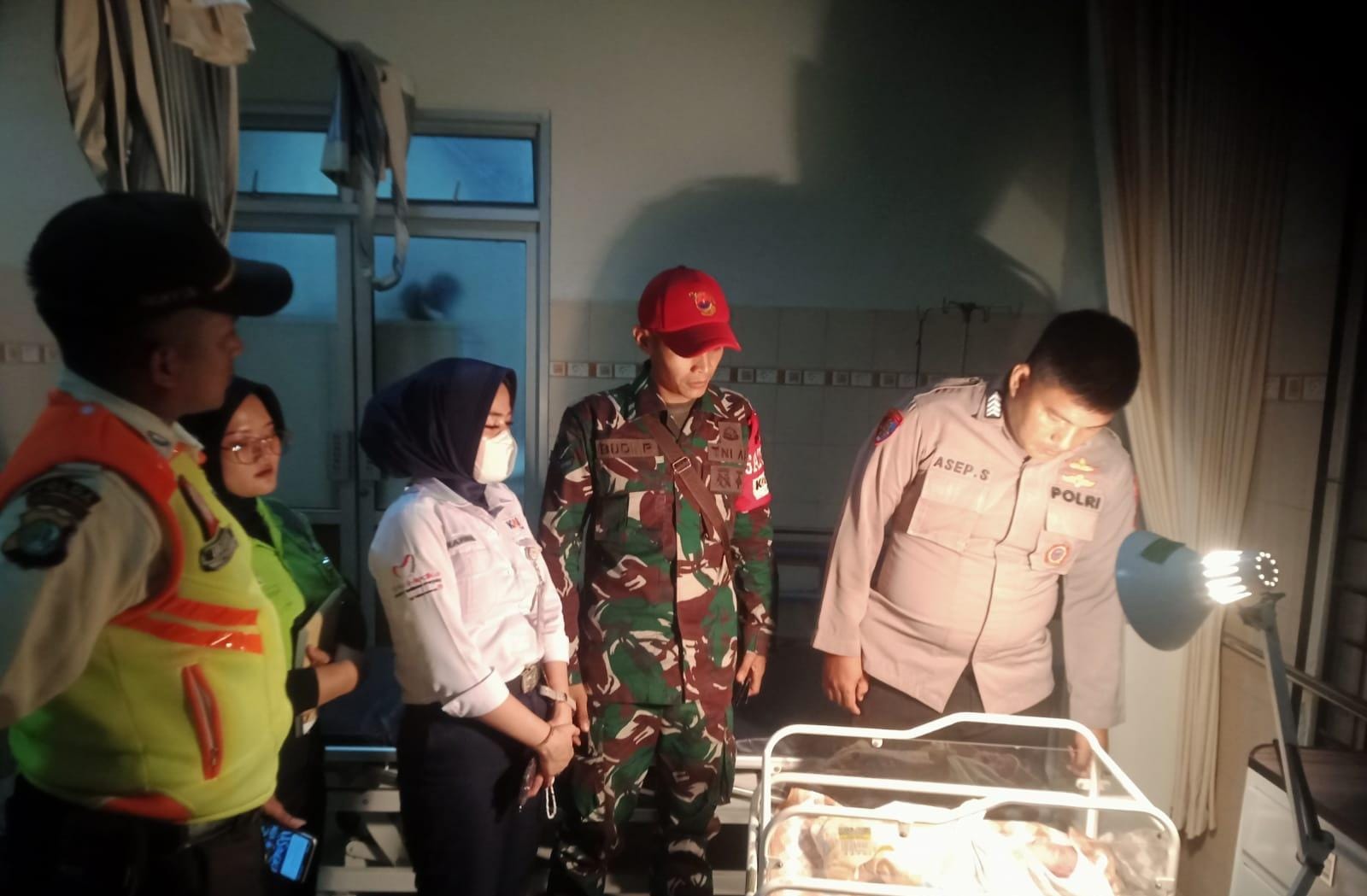 Bayi yang dibuang di Stasiun Tenjo saat mendapatkan perawatn medis. Kasus pembuangan bayi itu kini tengah diselidiki petugas.