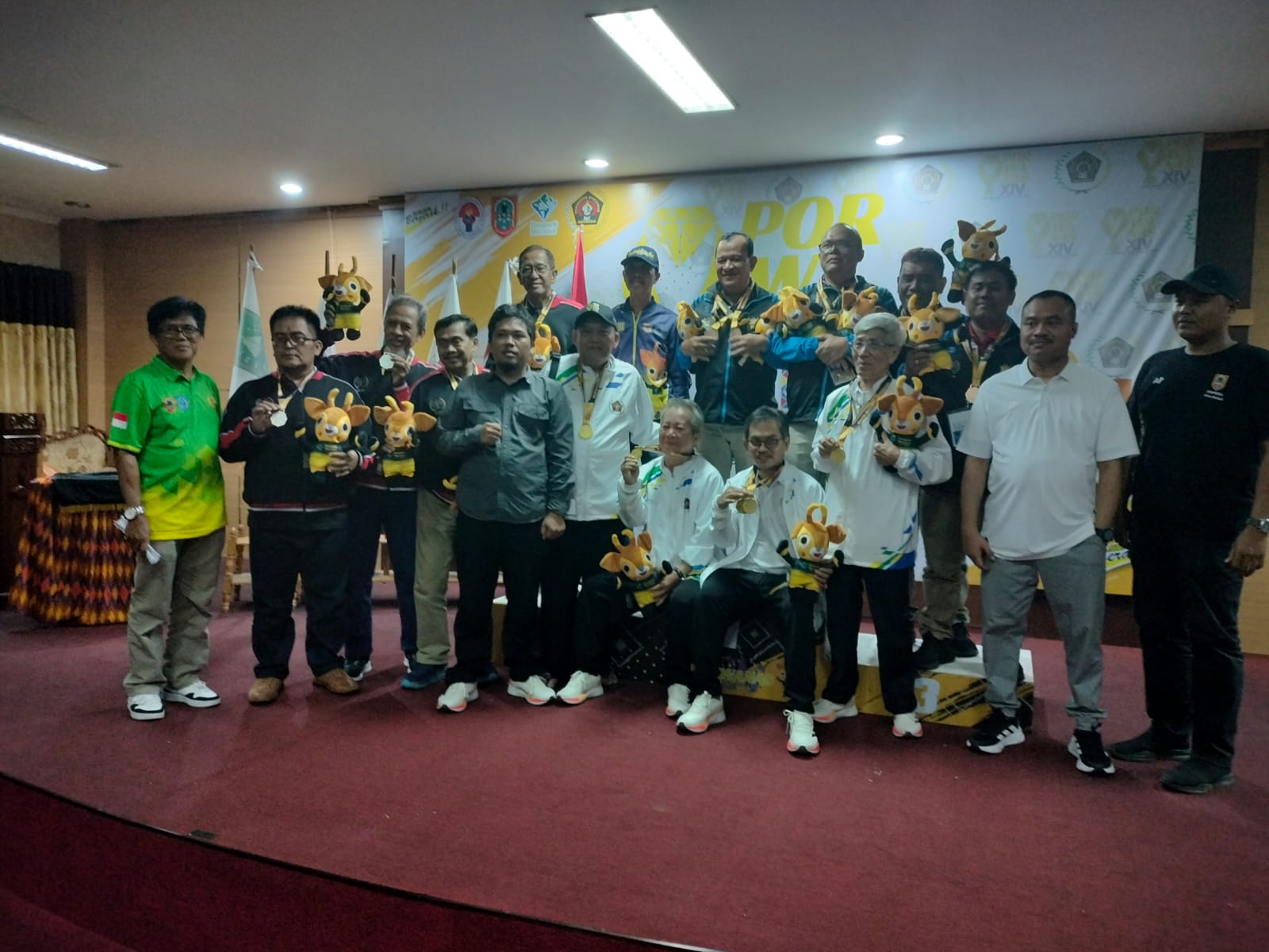 Tim Bridge PWI Jawa Barat meraih dua medali emas di Porwarnas 2024.