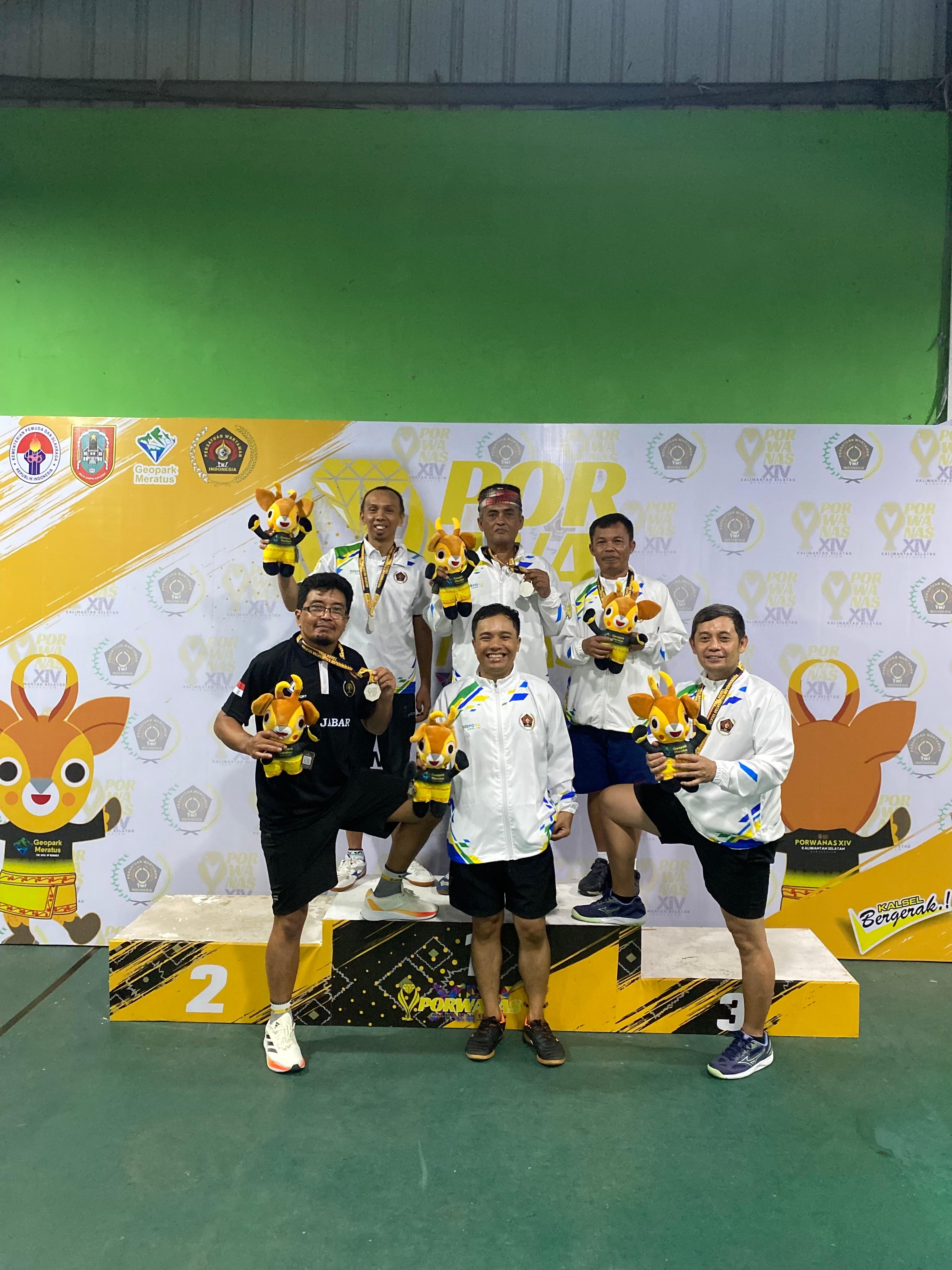 Tim tenis PWI Jawa Barat meraih gelar juara umum. (IST)