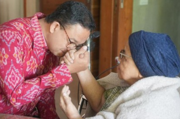 Anies Baswedan saat meminta restu kepada ibundanya.