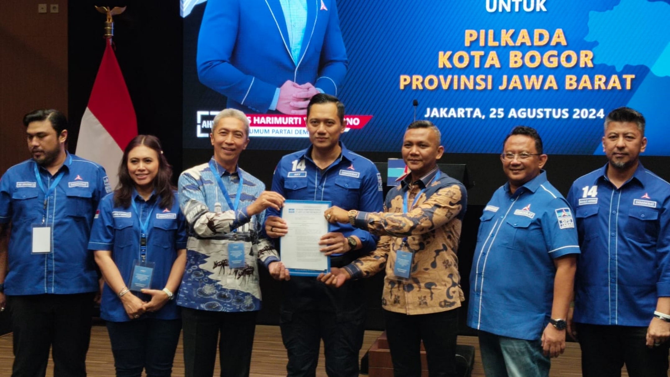 Ketua Umum Partai Demokrat, Agus Harimurti Yudhoyono (AHY) menyerahkan surat rekomendasi untuk Pasangan calon Walikota dan Wakil Walikota Bogor, Dedie A Rachim dan Jenal Mutaqin.