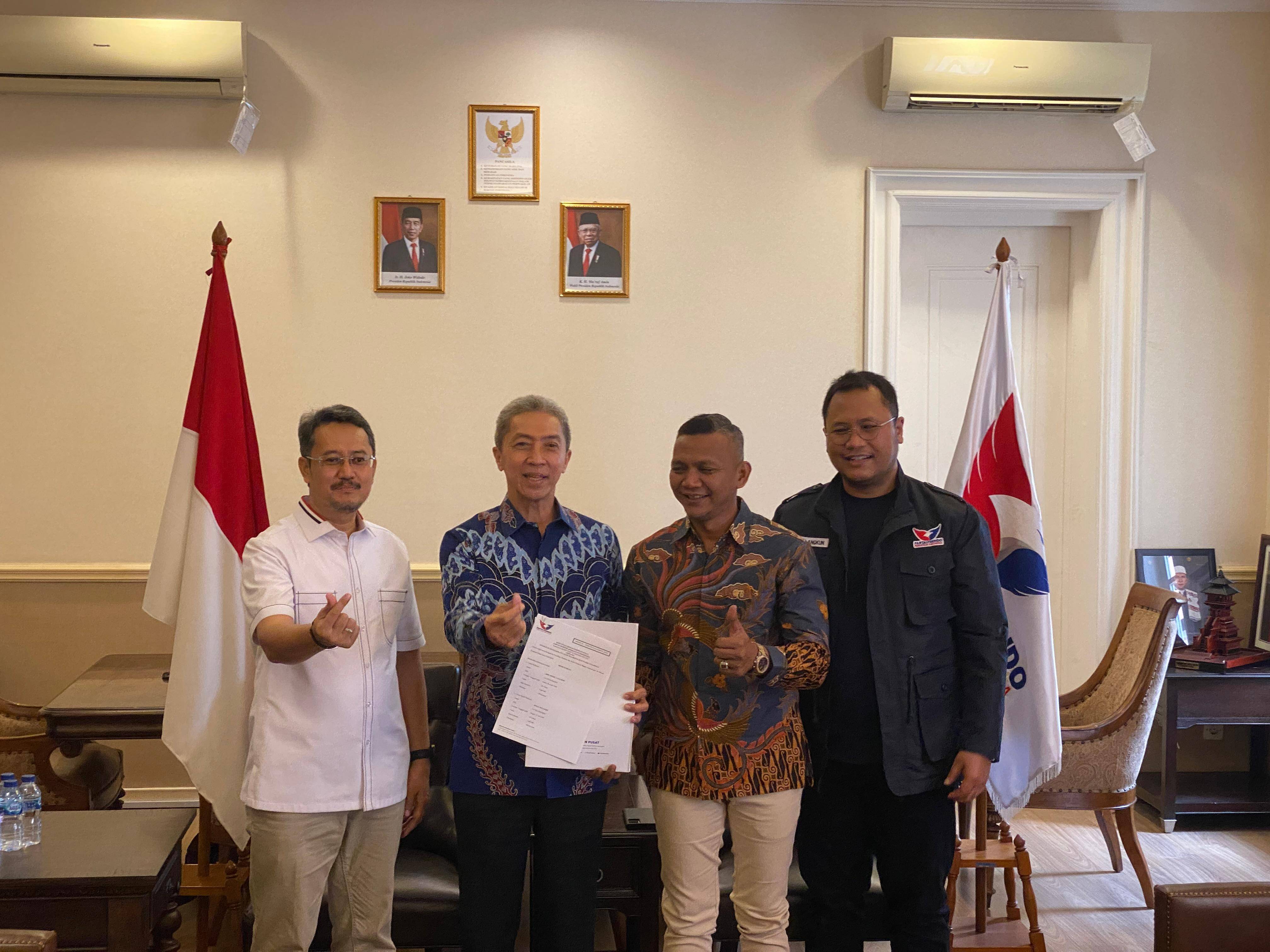Bakal Calon Wali Kota Bogor Dedie Rachim dan Wakil Wali Kota Bogor Jenal Mutaqin menerima surat keputusan rekomendasi B1KWK dari DPP Partai Perindo.