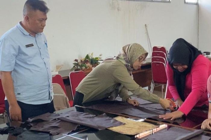 Pelatihan pembuatan tas laptop dan lanyard bagi puluhan KPM di Kota Bogor dalam Program Berlari.