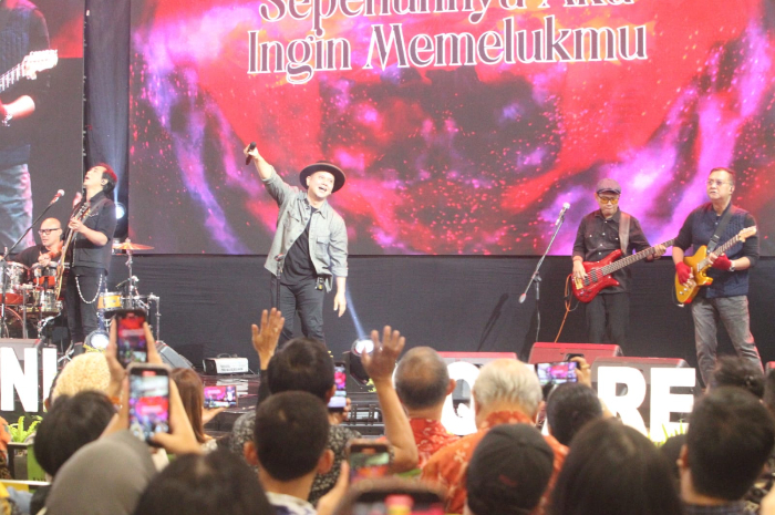 Band Padi Reborn saat tampil pada ulang tahun ke 18 Mall Botani Square, Minggu (25/8/2024)