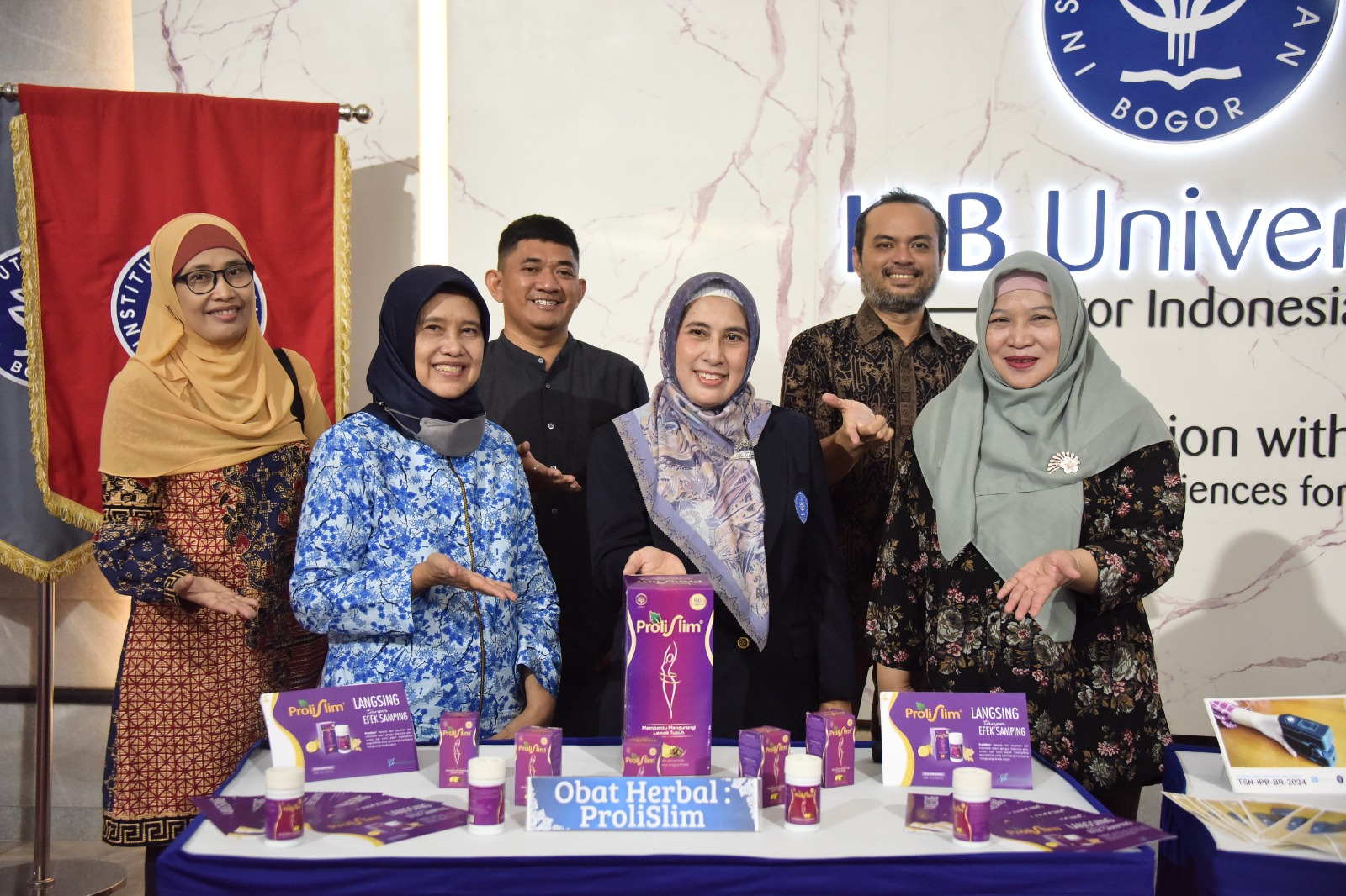 Para peneliti IPB University Bogor mengeluarkan produk herbal pelangsing dari 2 tanaman obat.