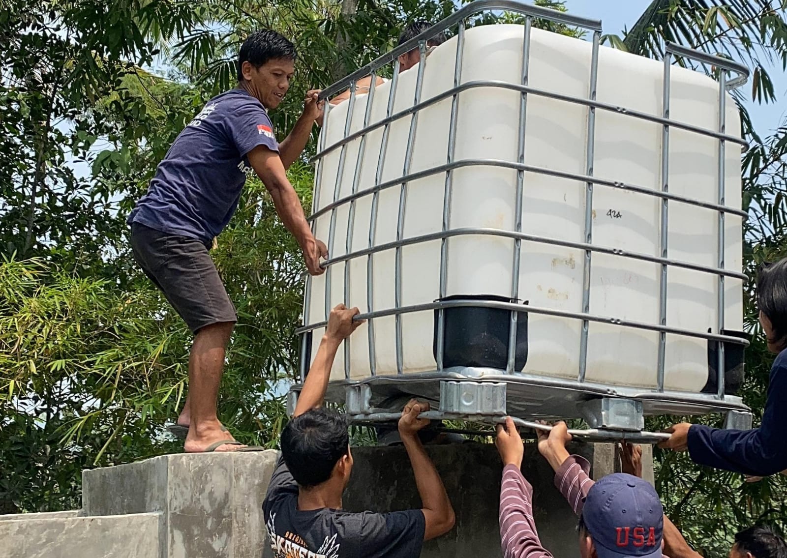 Proses pembuatan filtrasi air Sungai Cikaniki Bogor