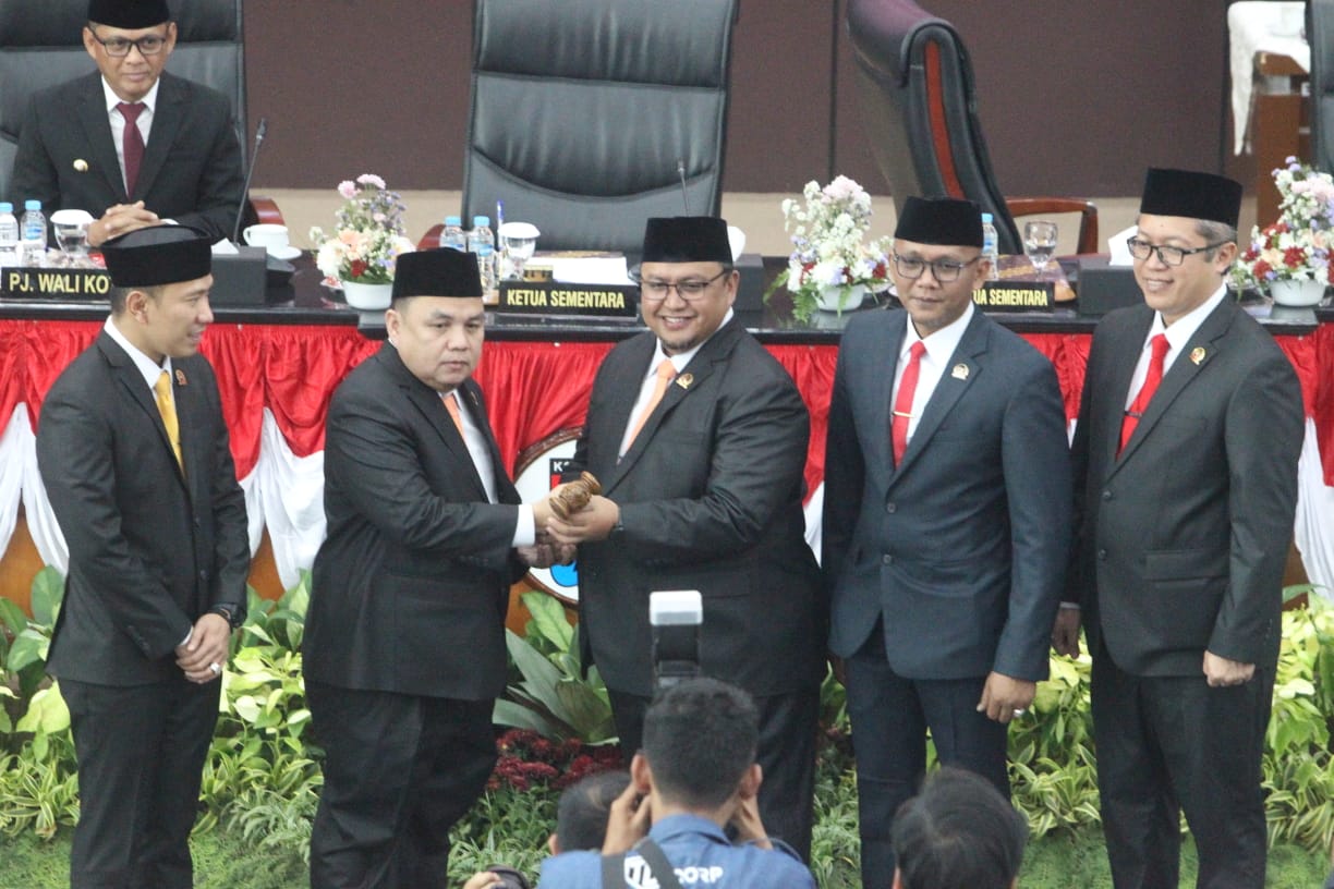 Pengucapan sumpah dan janji dilanjutkan penyematan PIN Anggota DPRD  Kota Bogor  periode 2024- 2029.