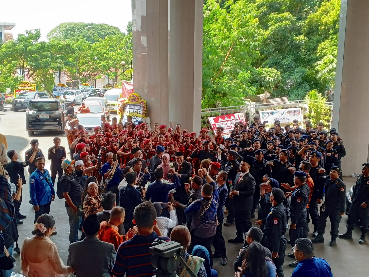 Sorak-sorai puluhan Kader Nasdem terdengar keras di depan Kantor DPRD Kota Bogor.