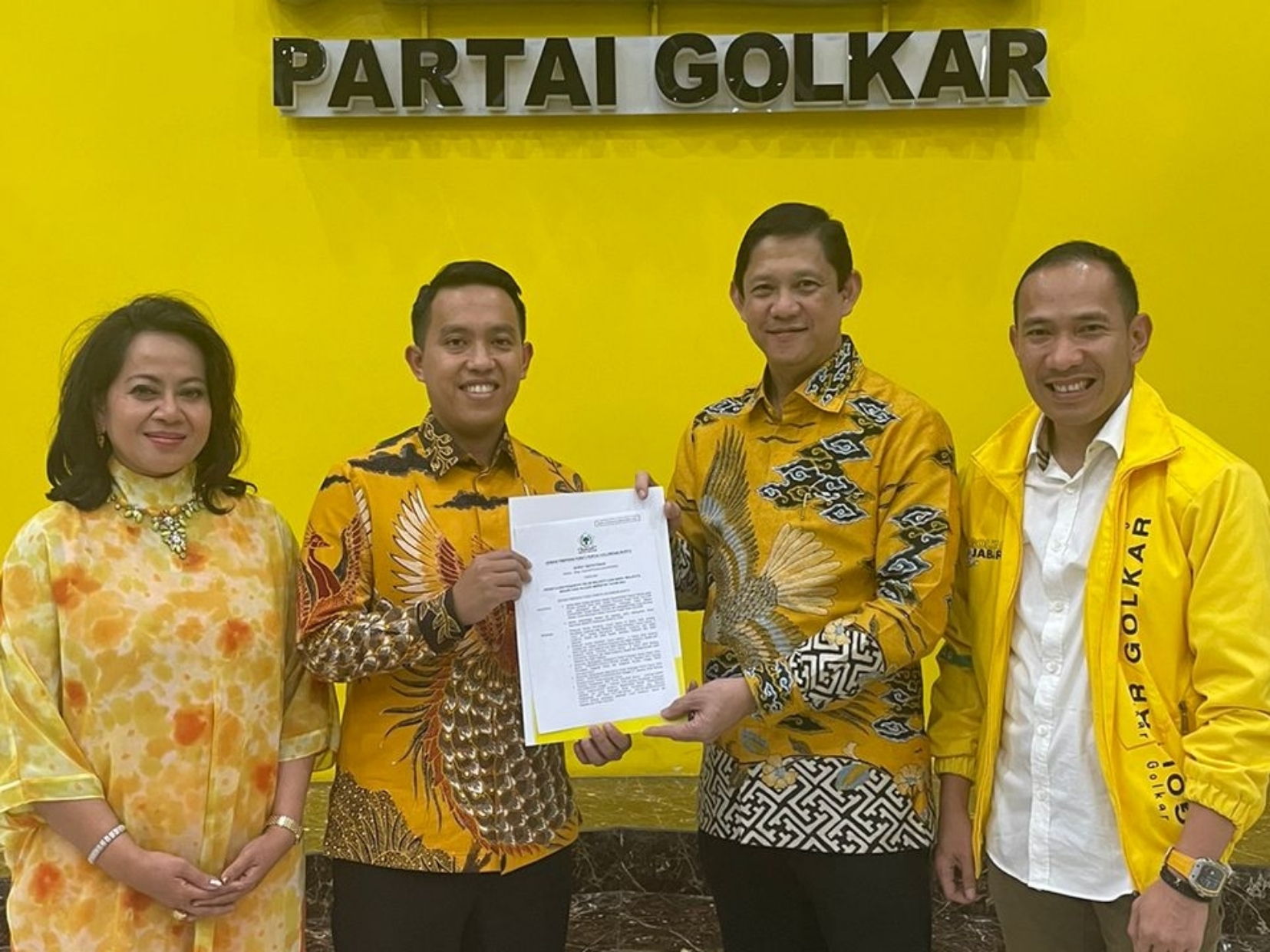 Sekretaris DPD Golkar Jawa Barat MQ Iswara dan Ketua DPD Partai Golkar Kota Bogor, Rusli Prihatevy, menyerahkan langsung surat rekomendasi kepadaSendi Fardiansyah dan Melli Darsa.