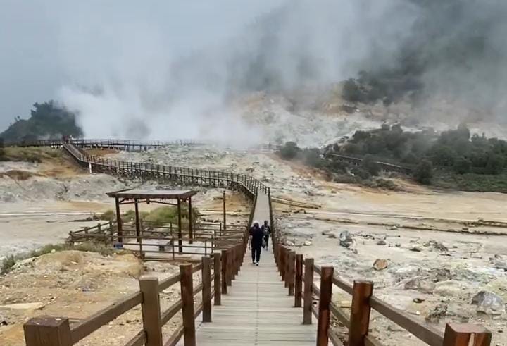 Kawah Sikidang yang berlokasi di Desa Dieng Kulon, Kecamatan Batur, Kabupaten Banjarnegara, Jawa Tengah.